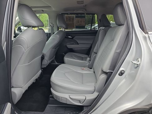 Used 2023 Toyota Highlander XLE image 16
