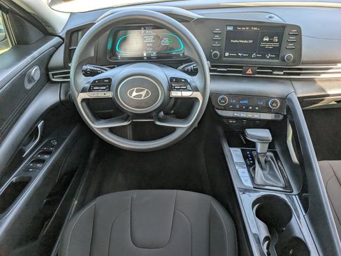 Used 2025 Hyundai Elantra Hybrid FWD image 10