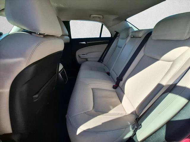 Used 2018 Chrysler 300 Limited RWD image 18