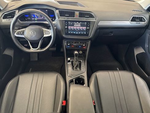Used 2023 Volkswagen Tiguan SE w/ Panoramic Sunroof Package FWD image 3