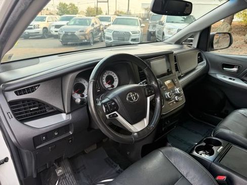 Used 2017 Toyota Sienna SE Premium FWD image 15