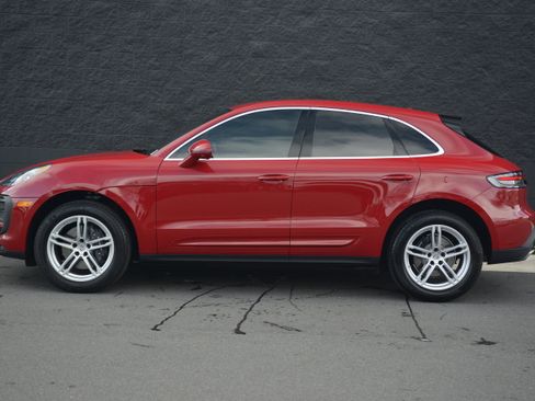 Certified 2025 Porsche Macan image 2