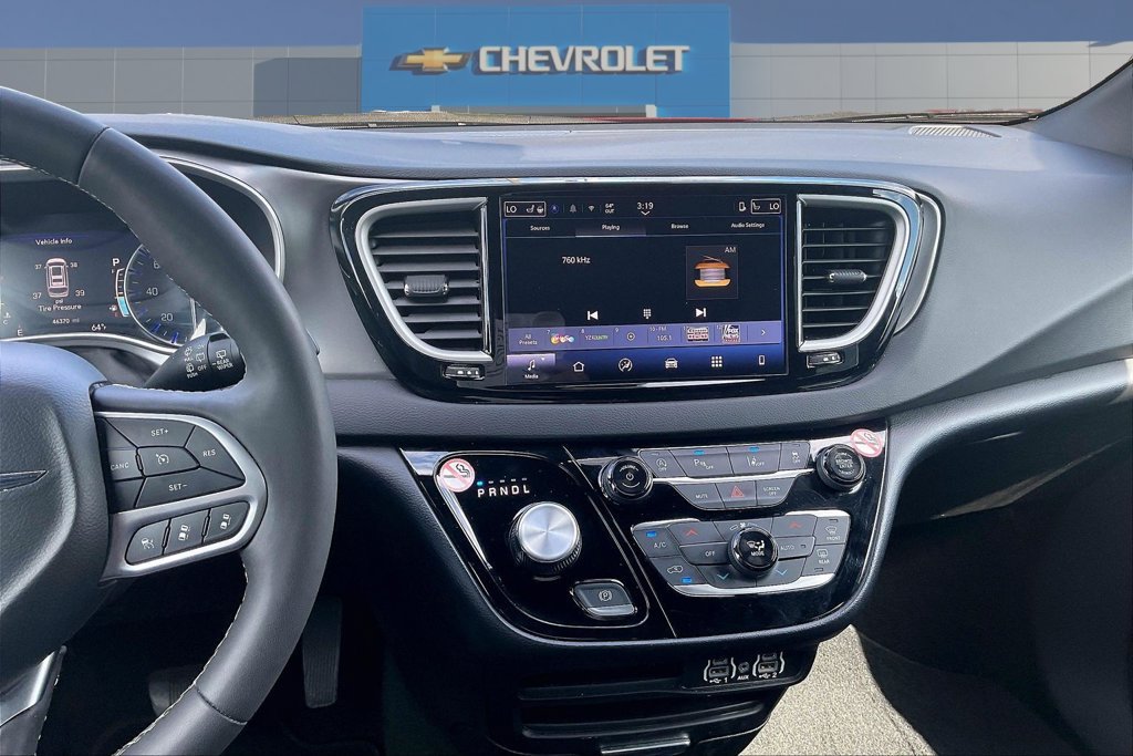 Used 2025 Chrysler Pacifica Select FWD image 9
