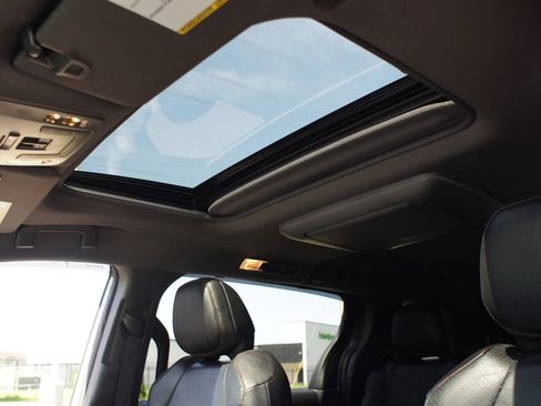 Used 2024 Toyota Sienna XSE w/ XSE Premium Package image 6