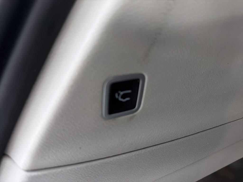 Used 2023 Chrysler Voyager LX FWD image 34