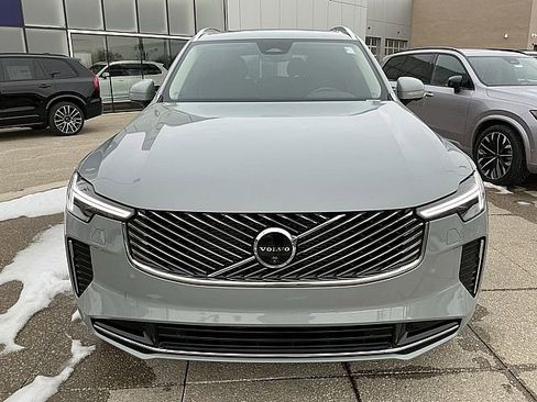 Used 2025 Volvo XC90 B5 Plus image 12