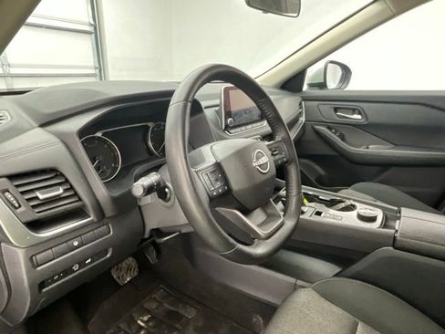 Used 2025 Nissan Rogue SV AWD/4WD image 16