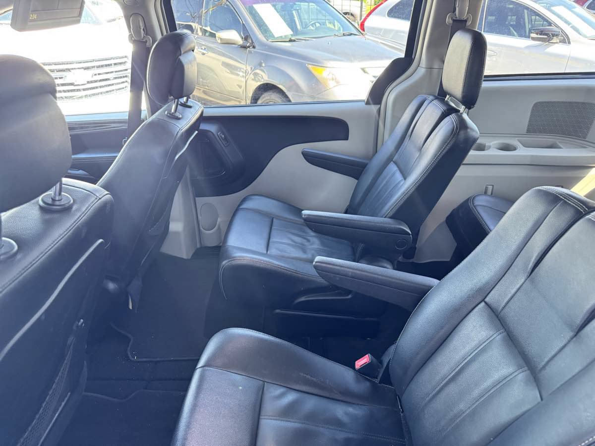 Used 2016 Chrysler Town & Country Touring FWD image 32