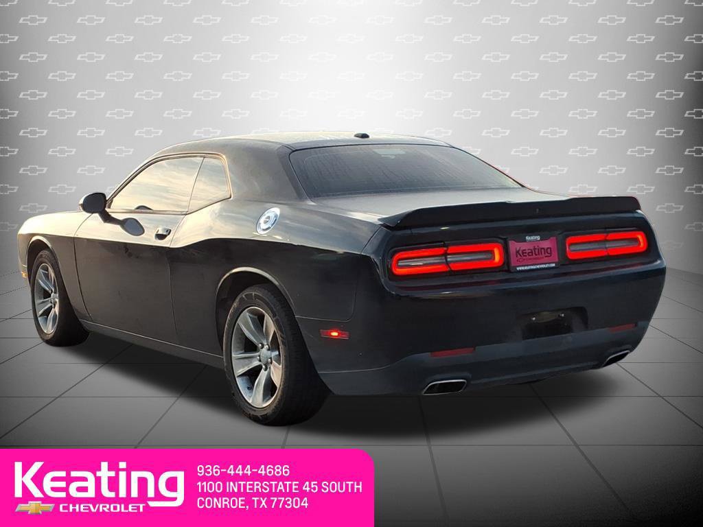 Used 2022 Dodge Challenger SXT w/ Driver Convenience Group RWD image 2
