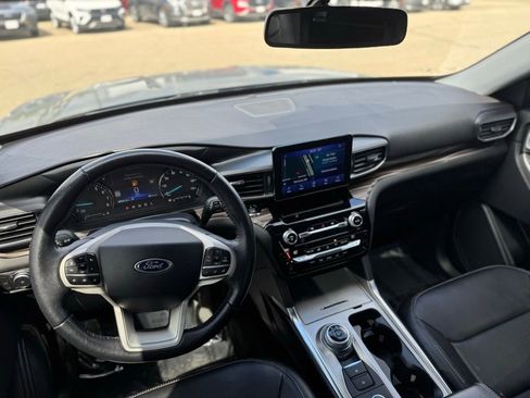 Used 2021 Ford Explorer Limited w/ Equipment Group 301A AWD/4WD image 5