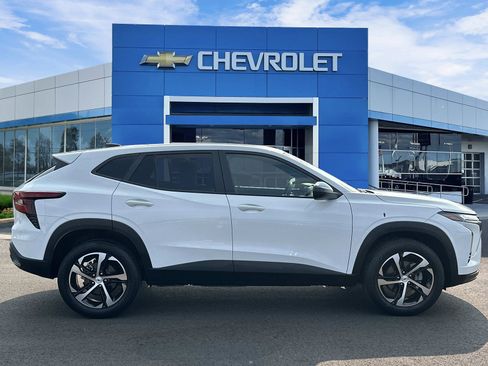 Certified 2024 Chevrolet Trax RS w/ Driver Confidence Package FWD image 5