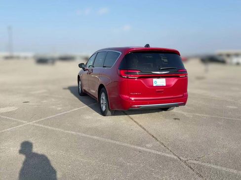 New 2026 Chrysler Pacifica Select image 9