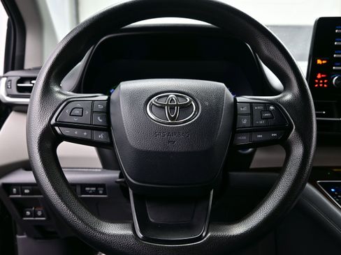 Used 2022 Toyota Sienna LE w/ LE Plus Package AWD/4WD image 24