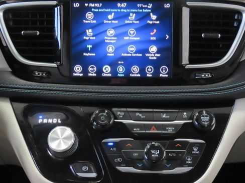 Used 2018 Chrysler Pacifica Limited w/ Advanced Safetytec Group FWD image 13