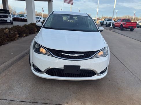 Used 2017 Chrysler Pacifica Touring Plus w/ Security Group image 2