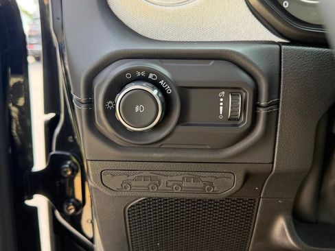Used 2025 Jeep Wrangler Unlimited Sahara AWD/4WD image 29