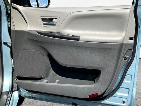 Used 2015 Toyota Sienna LE FWD image 28