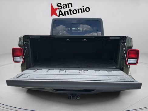 Used 2022 Jeep Gladiator Rubicon w/ Cold Weather Group AWD/4WD image 18