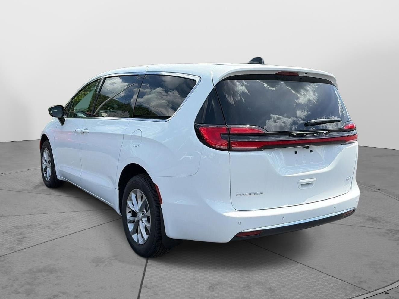 New 2027 Chrysler Pacifica Select AWD/4WD image 9