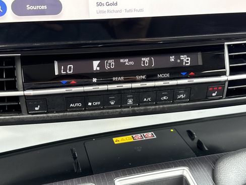 Used 2025 Toyota Sienna XLE FWD image 30