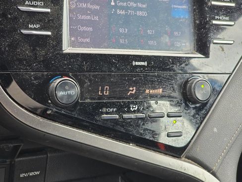 Used 2020 Toyota Camry SE FWD image 18