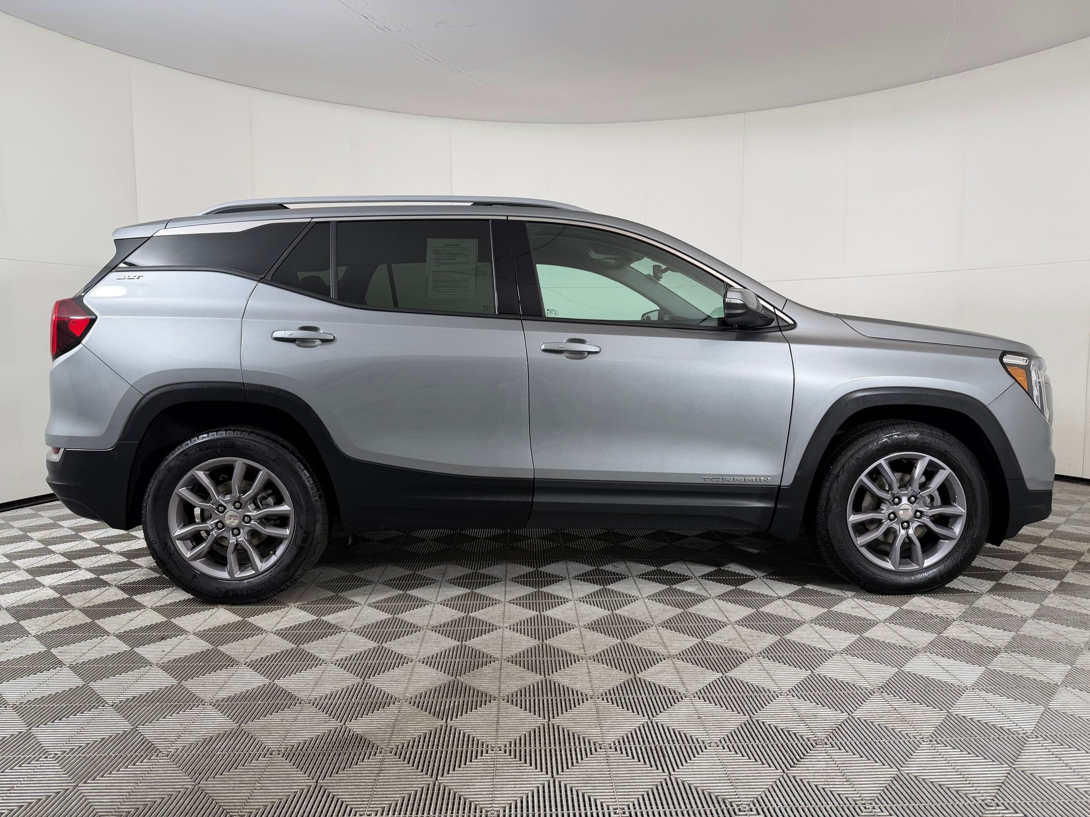Used 2024 GMC Terrain SLT AWD/4WD image 8