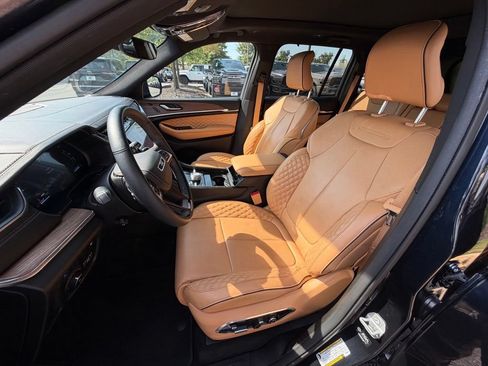 Used 2023 Jeep Grand Cherokee Summit w/ Luxury Tech Group V AWD/4WD image 21