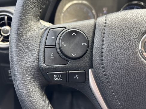 Used 2017 Toyota Corolla SE w/ SE Premium Package FWD image 18
