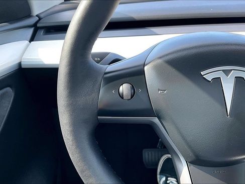 Used 2024 Tesla Model Y Long Range AWD/4WD image 8
