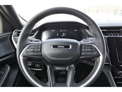 Used 2025 Jeep Grand Cherokee Altitude RWD image 15