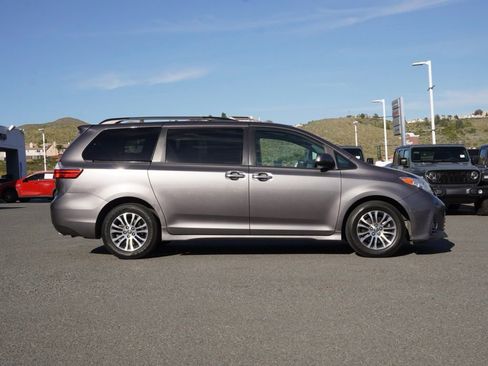 Used 2020 Toyota Sienna XLE image 3