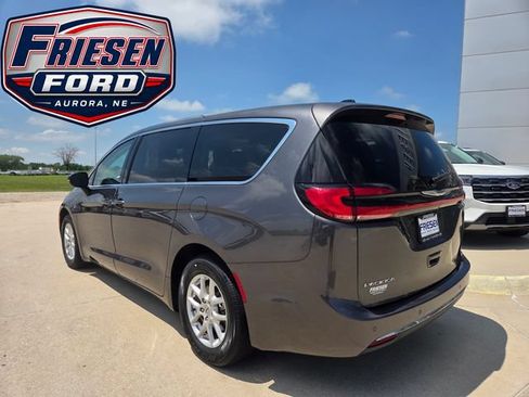 Used 2023 Chrysler Pacifica Touring-L FWD image 5