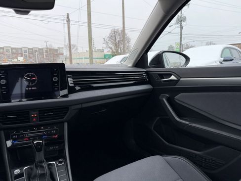 Used 2025 Volkswagen Jetta SE image 34