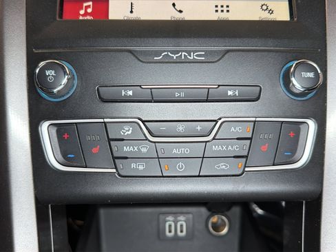 Used 2019 Ford Fusion SEL FWD image 28