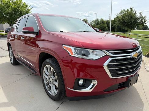 Used 2019 Chevrolet Traverse Premier w/ Driver Confidence II Package FWD image 2