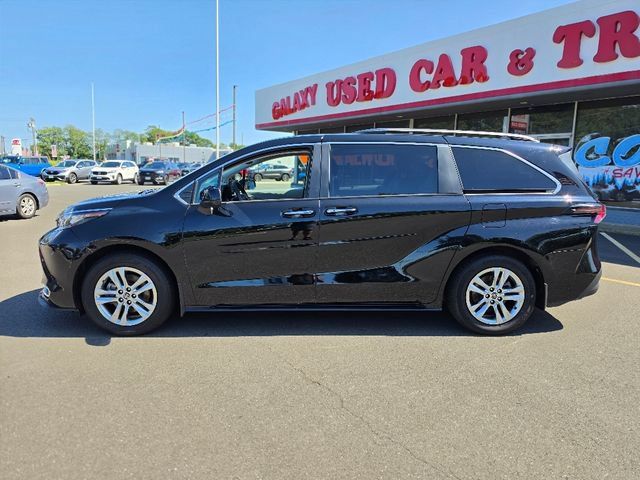 Used 2024 Toyota Sienna XLE w/ XLE Plus Package AWD/4WD image 4