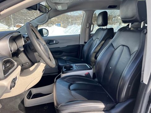 Used 2023 Chrysler Pacifica Touring-L image 16