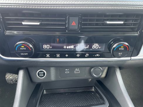 Used 2022 Nissan Rogue SV image 16