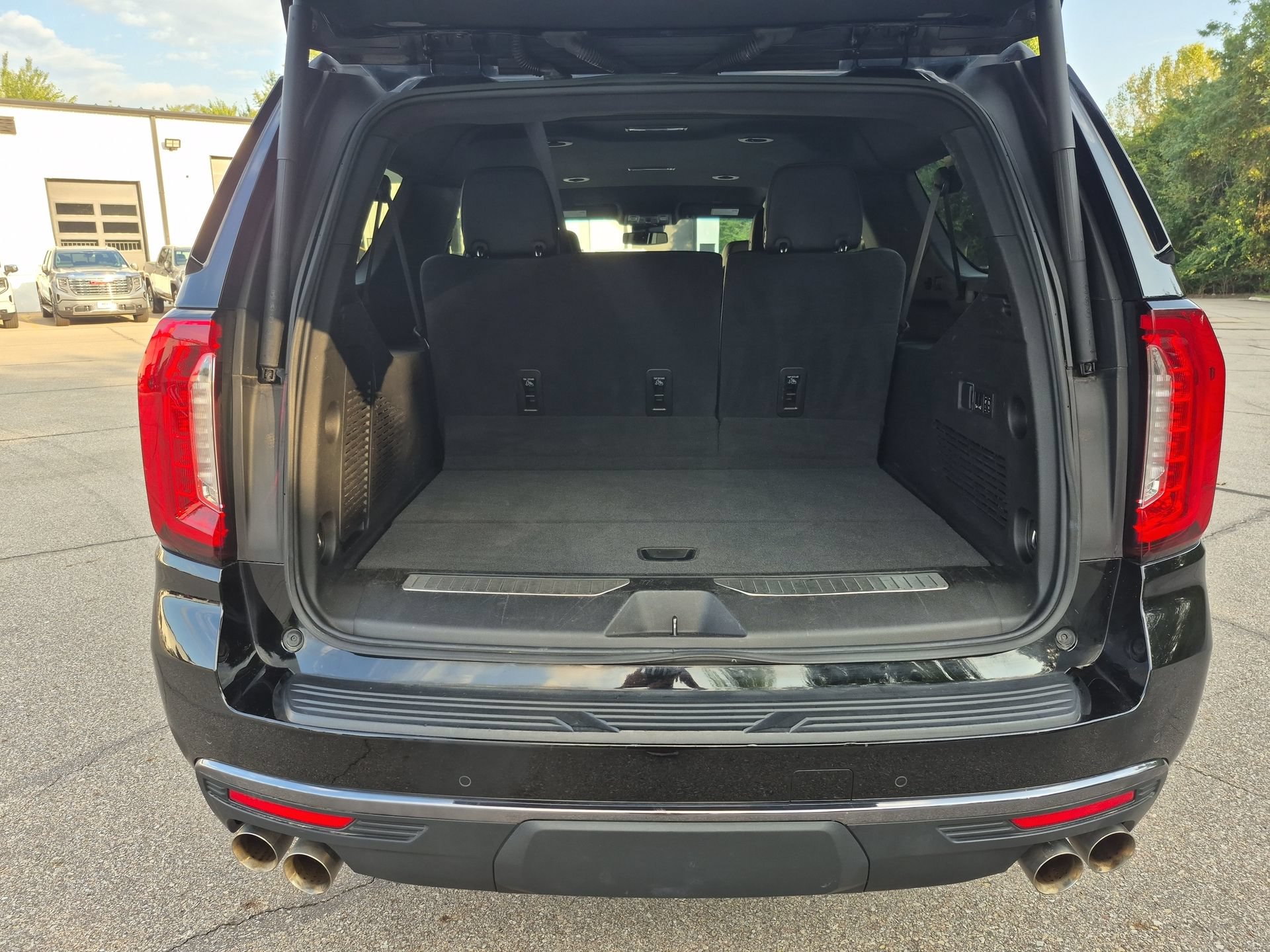 Used 2023 GMC Yukon XL Denali AWD/4WD image 27