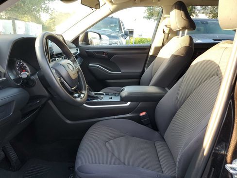 Used 2021 Toyota Highlander L FWD image 17