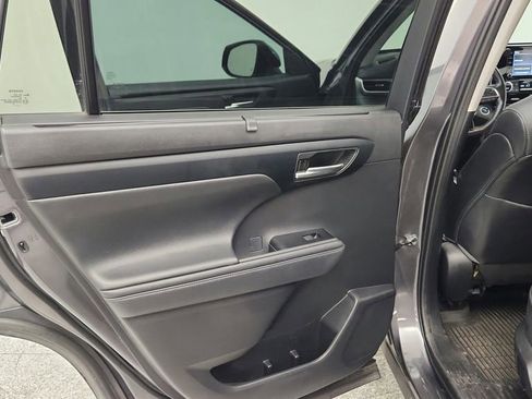 Used 2021 Toyota Highlander XLE FWD image 31