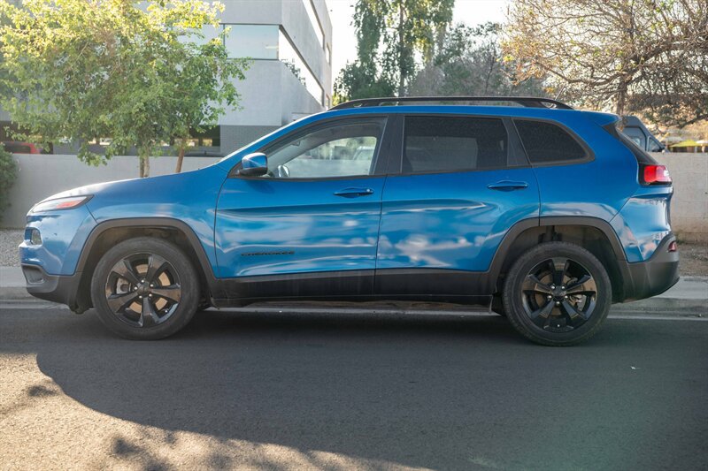 Used 2018 Jeep Cherokee Latitude w/ Altitude Package FWD image 2