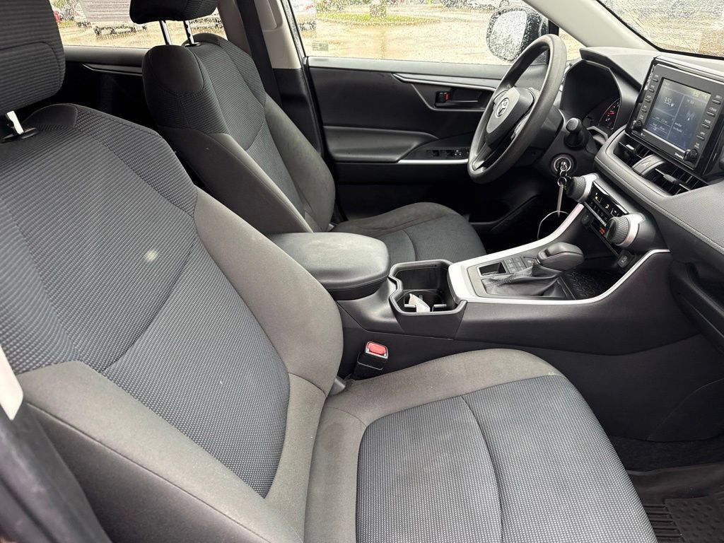 Used 2022 Toyota RAV4 LE AWD/4WD image 16