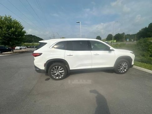 Used 2025 Buick Enclave Preferred AWD/4WD image 36