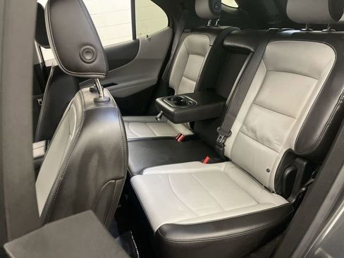 Used 2018 Chevrolet Equinox Premier FWD image 16
