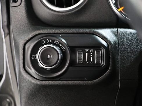 Used 2019 Jeep Wrangler Unlimited Sahara AWD/4WD image 19