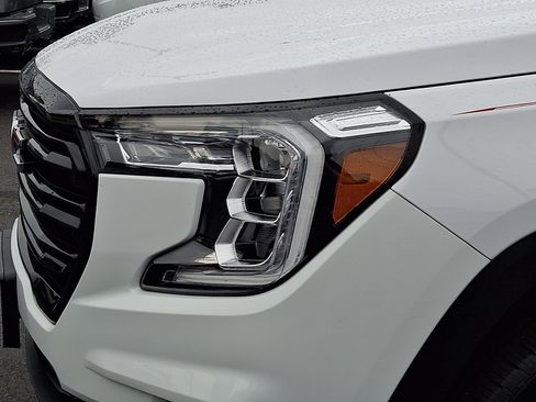 Certified 2023 GMC Terrain SLE w/ Driver Convenience Package AWD/4WD image 9
