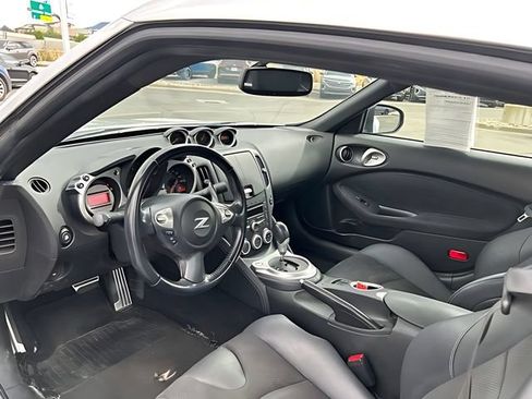 Used 2009 Nissan 370Z Touring w/ Sport Pkg RWD image 17