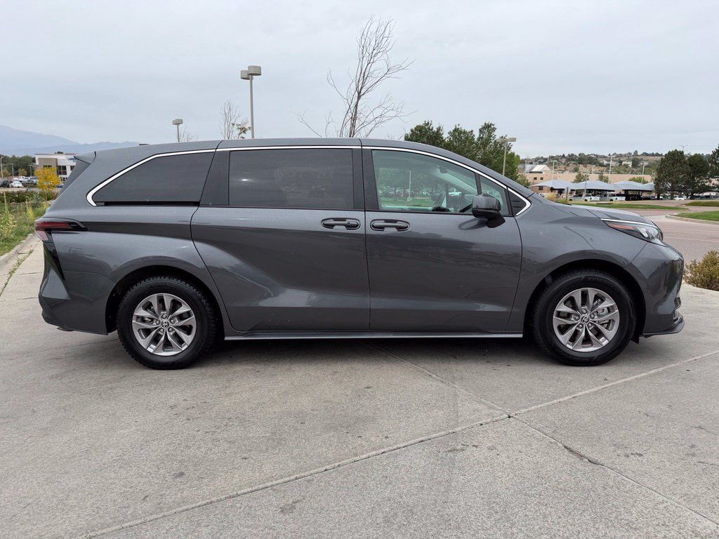 Used 2025 Toyota Sienna LE AWD/4WD image 9