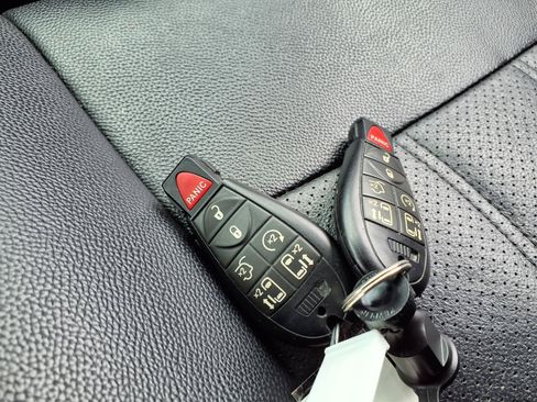 Used 2015 Chrysler Town & Country Touring-L w/ Driver Convenience Group FWD image 18